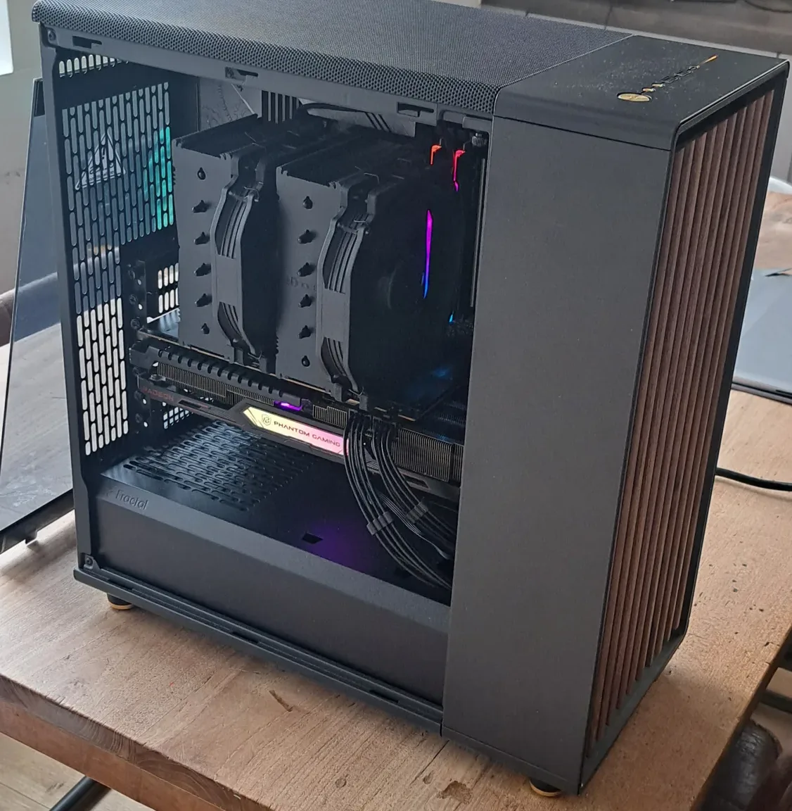 Volledig gebouwde PC met Ryzen 9 9950X in Fractal Design North behuizing